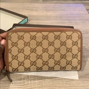 Brand New Classic Gucci Zip Around Wallet